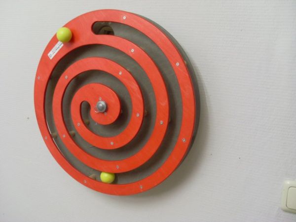 Wandspiel Kugelspirale rot 49x49 cm